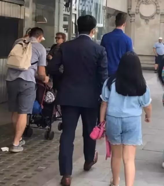 林心如養女兒太「壕」！送3孩子億寶石項鏈，吃飯都是用純金碗，網友酸了：明星媽媽都這麼壕？