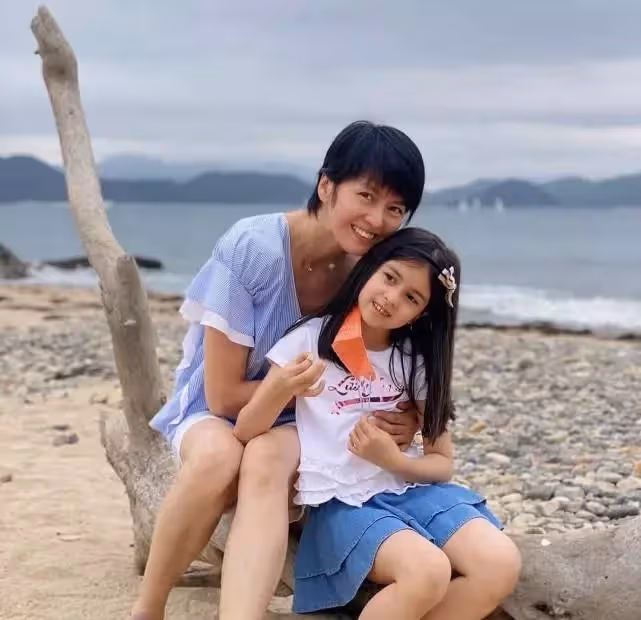 梁詠琪女兒近照曝光~超立體混血五官「牙齒不齊也不影響顏值」 「彈奏媽媽舊日情歌」全網贊翻❤