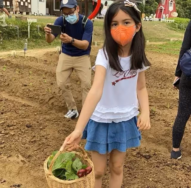 梁詠琪女兒近照曝光~超立體混血五官「牙齒不齊也不影響顏值」 「彈奏媽媽舊日情歌」全網贊翻❤
