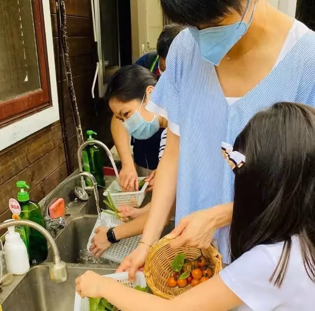 梁詠琪女兒近照曝光~超立體混血五官「牙齒不齊也不影響顏值」 「彈奏媽媽舊日情歌」全網贊翻❤