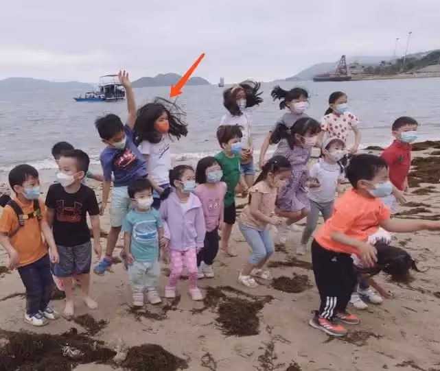 梁詠琪女兒近照曝光~超立體混血五官「牙齒不齊也不影響顏值」 「彈奏媽媽舊日情歌」全網贊翻❤