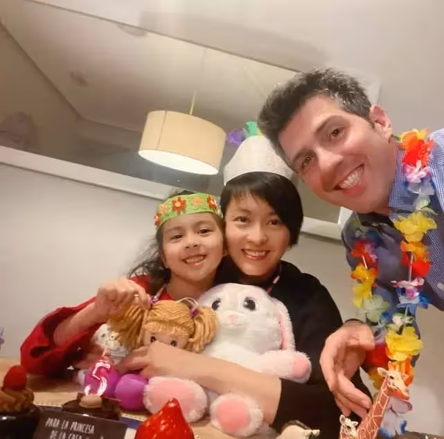 梁詠琪女兒近照曝光~超立體混血五官「牙齒不齊也不影響顏值」 「彈奏媽媽舊日情歌」全網贊翻❤