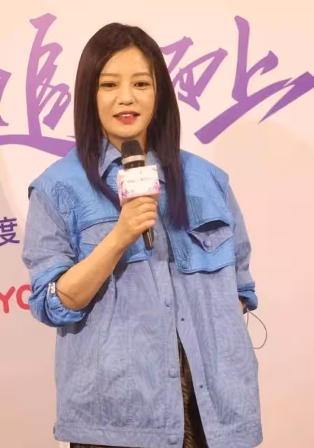趙薇也難逃中年發福？生圖雙下巴明顯，牛仔外套配漁網鞋真洋氣，網：這腿好奇怪