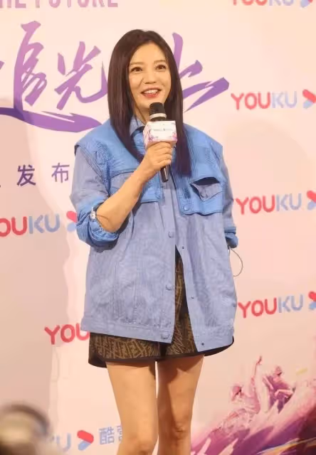 趙薇也難逃中年發福？生圖雙下巴明顯，牛仔外套配漁網鞋真洋氣，網：這腿好奇怪