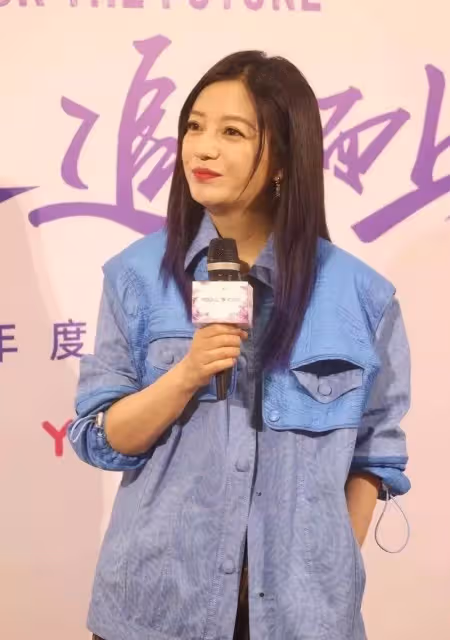 趙薇也難逃中年發福？生圖雙下巴明顯，牛仔外套配漁網鞋真洋氣，網：這腿好奇怪