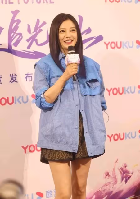 趙薇也難逃中年發福？生圖雙下巴明顯，牛仔外套配漁網鞋真洋氣，網：這腿好奇怪