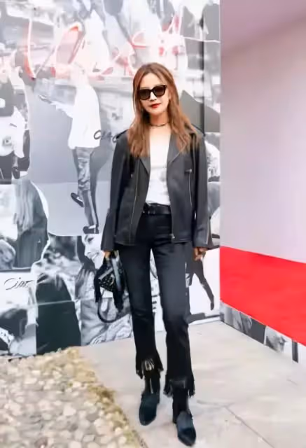 趙薇也難逃中年發福？生圖雙下巴明顯，牛仔外套配漁網鞋真洋氣，網：這腿好奇怪