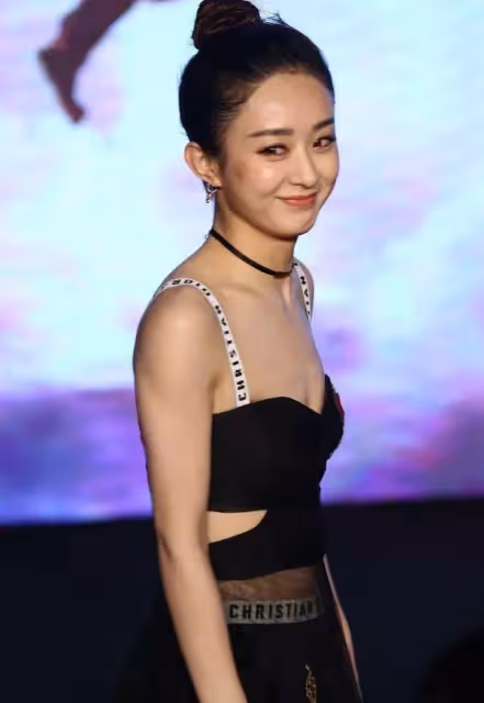 趙麗穎顧前不顧後？身前用「巴掌大」長條遮，後背僅靠扣子勒，網友：太敢穿了吧~