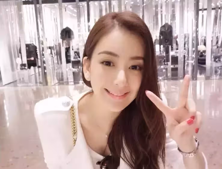 郭富城女兒長相不碼了！低頭作畫「濃眉挺鼻」模樣可愛，正臉曝光網友：像媽媽