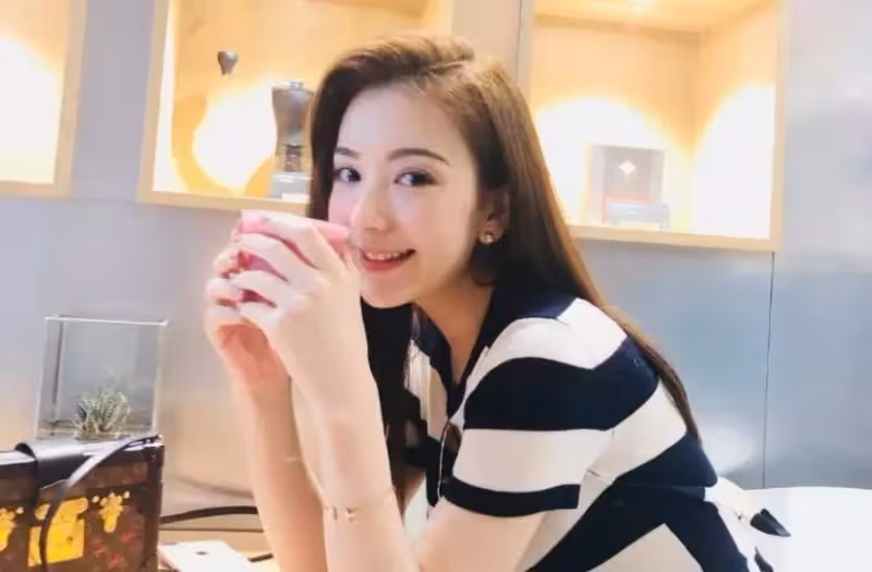 郭富城女兒長相不碼了！低頭作畫「濃眉挺鼻」模樣可愛，正臉曝光網友：像媽媽