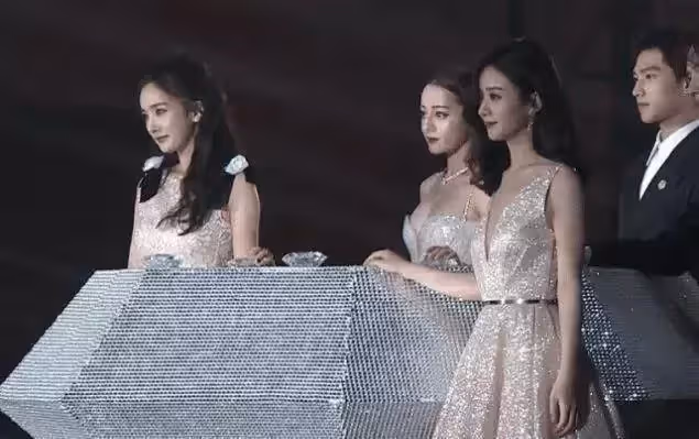 趙麗穎熱巴楊冪罕見「同框」！關掉十級美顏，真實顏值一目了然