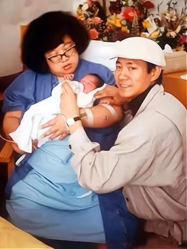 沈殿霞之女鄭欣宜：我早逝的母親，我再婚的父親，讀懂親情淚滿流