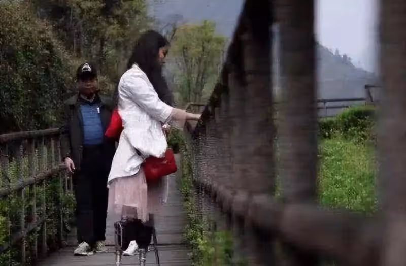 地震時女子為救丈夫而失去雙腿，沒想到丈夫直接消失3年，回來時卻要和她失婚