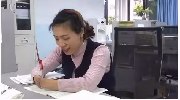 她被稱為「最美女教師」,2歲時因病失去四肢無手無腳,如今成為老師教書育人12年,寫出美好未來