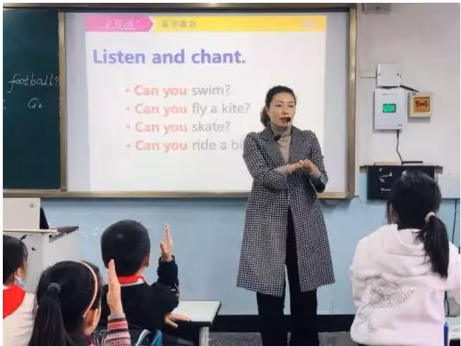 她被稱為「最美女教師」,2歲時因病失去四肢無手無腳,如今成為老師教書育人12年,寫出美好未來
