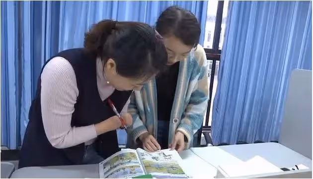她被稱為「最美女教師」,2歲時因病失去四肢無手無腳,如今成為老師教書育人12年,寫出美好未來