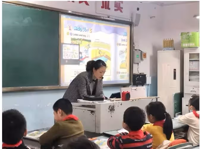 她被稱為「最美女教師」，2歲時因病失去四肢無手無腳，如今成為老師教書育人12年，寫出美好未來