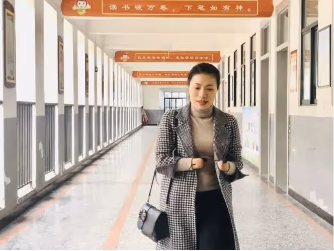 她被稱為「最美女教師」，2歲時因病失去四肢無手無腳，如今成為老師教書育人12年，寫出美好未來