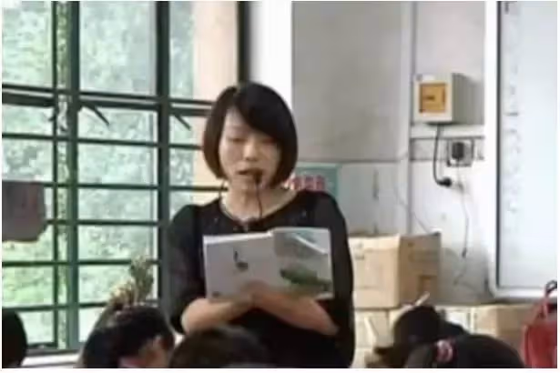 她被稱為「最美女教師」，2歲時因病失去四肢無手無腳，如今成為老師教書育人12年，寫出美好未來