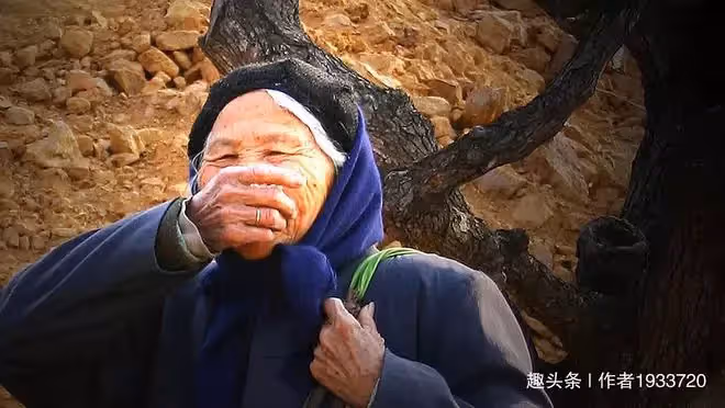 孫子每天回家都說餓,一天奶奶做了紅燒肉,發現孫子離世多年