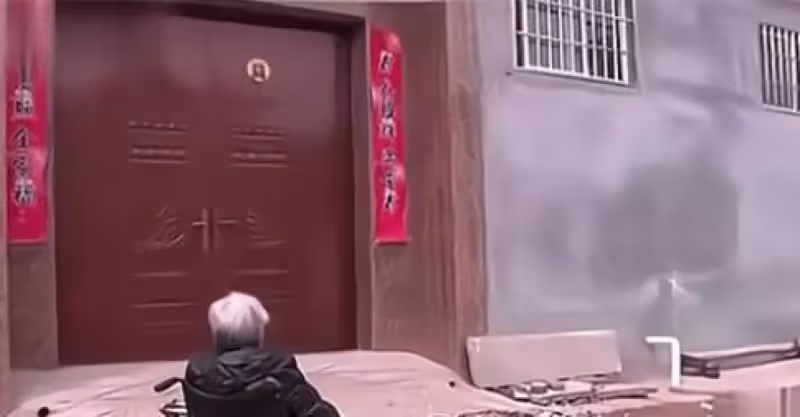 91歲老太坐輪椅回家養老，兒子含淚拒絕：放您進來，對不起我老婆