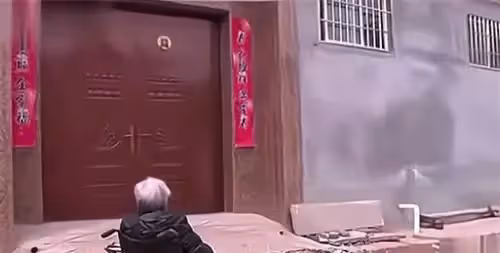 91歲老太坐輪椅回家養老,兒子含淚拒絕:放您進來,對不起我老婆