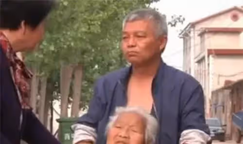 91歲老太坐輪椅回家養老,兒子含淚拒絕:放您進來,對不起我老婆