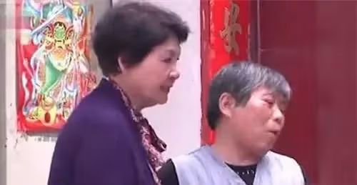 91歲老太坐輪椅回家養老,兒子含淚拒絕:放您進來,對不起我老婆