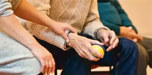 91歲老太坐輪椅回家養老,兒子含淚拒絕:放您進來,對不起我老婆