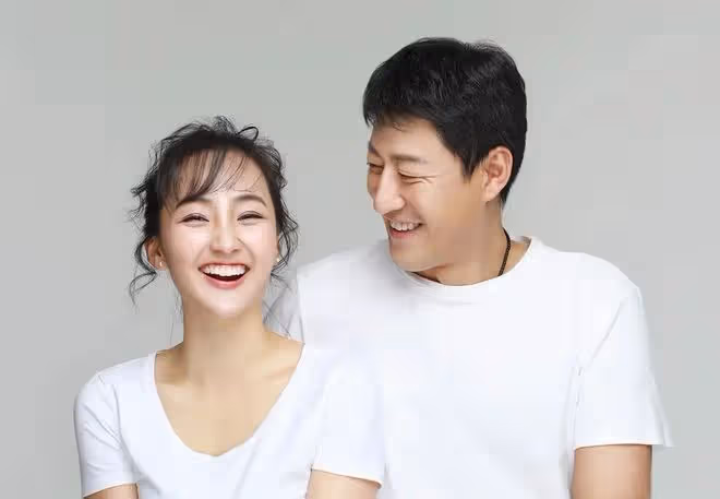 于震曬全家福慶47歲,愛妻懷抱嬰兒被懷疑生6胎,承認有很多孩子