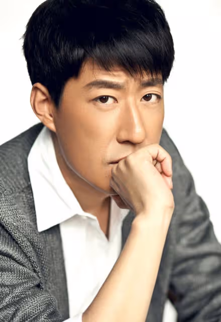 于震曬全家福慶47歲,愛妻懷抱嬰兒被懷疑生6胎,承認有很多孩子