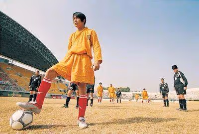 《少林足球》幕後故事:原定女主被換,黃一飛被周星馳偷扒褲子
