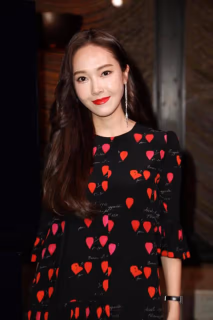 張藝興鄭秀妍久違同框,「前師姐弟」夢幻聯動,誰留意到一個小細節?