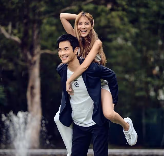 恭喜！香港知名男星曬合照慶祝戀愛7周年，夫妻倆高顏值引熱議