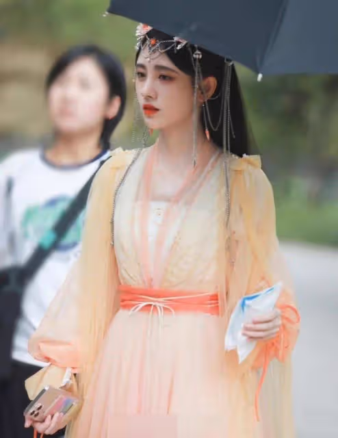 鞠婧禕拍戲遭陌生男偷拍!場務將其綁樹上教訓,現場起衝突引爭議