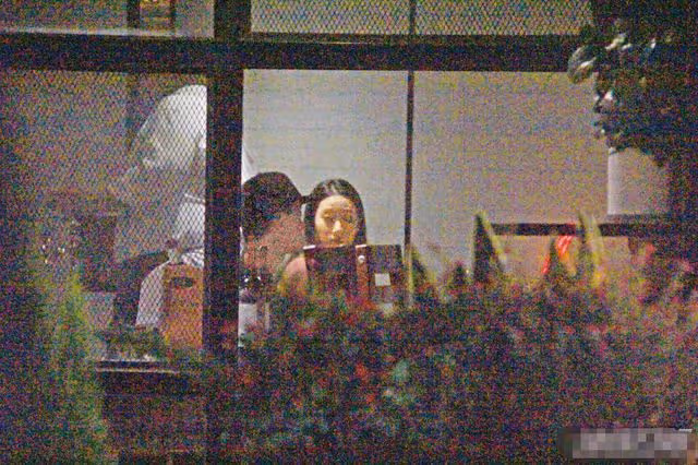 41歲黃宗澤帶美女聚餐,兩人互動親密疑似戀情曝光,本尊出面回應