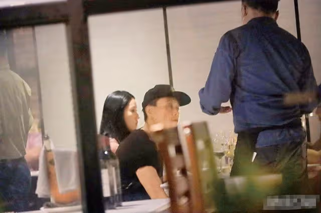 41歲黃宗澤帶美女聚餐,兩人互動親密疑似戀情曝光,本尊出面回應