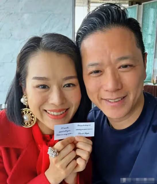 41歲黃宗澤帶美女聚餐,兩人互動親密疑似戀情曝光,本尊出面回應