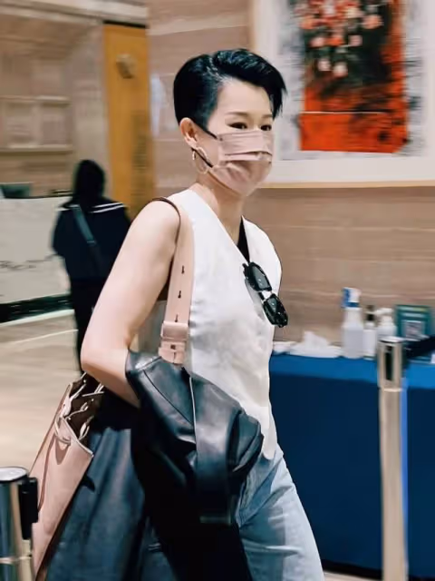 41歲黃宗澤帶美女聚餐,兩人互動親密疑似戀情曝光,本尊出面回應