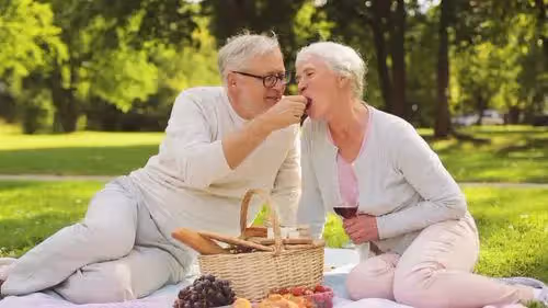 婆婆哭訴,幫兒子帶孩子,反而成了兒媳仇人,兒媳:辛苦費沒少