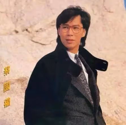 來不及復出!歌王重回歌壇「49歲卻出意外」後半生坐輪椅 妻離開「66歲獨住養老院」嘗盡人情冷暖