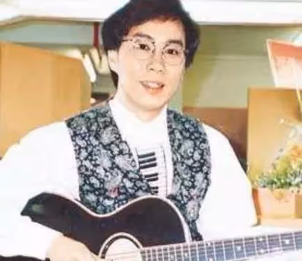 來不及復出!歌王重回歌壇「49歲卻出意外」後半生坐輪椅 妻離開「66歲獨住養老院」嘗盡人情冷暖