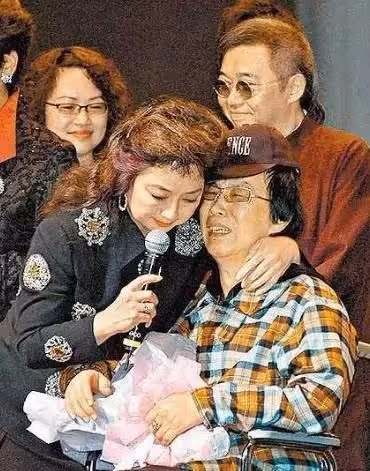 來不及復出!歌王重回歌壇「49歲卻出意外」後半生坐輪椅 妻離開「66歲獨住養老院」嘗盡人情冷暖