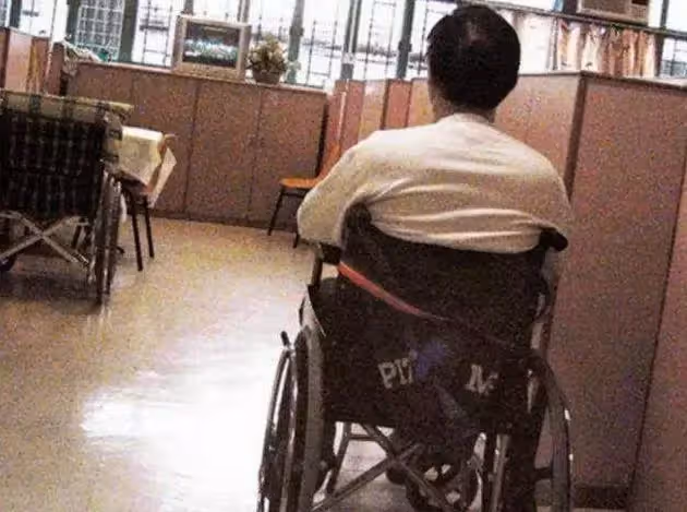 來不及復出!歌王重回歌壇「49歲卻出意外」後半生坐輪椅 妻離開「66歲獨住養老院」嘗盡人情冷暖