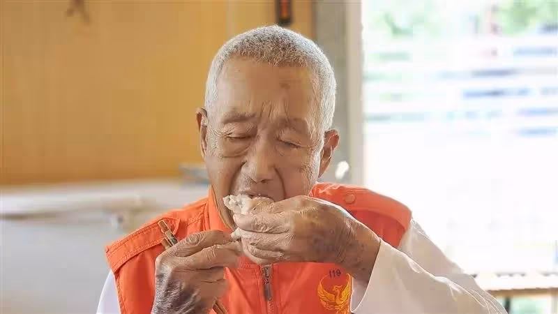 90歲資深藝人陳炳楠因病離世,生前遺言曝光「下臺一鞠躬」眾星哀悼:一路走好