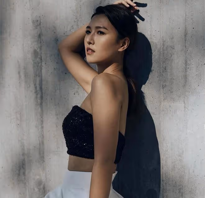秦沛31歲兒媳近照引關注!穿短褲踩恨天高大秀長腿,曾是選美冠軍