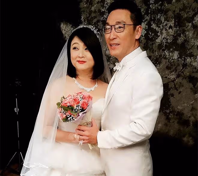 新加坡一姐陳莉萍近況,腳骨折拒絕動手術,打石膏需坐輪椅出行
