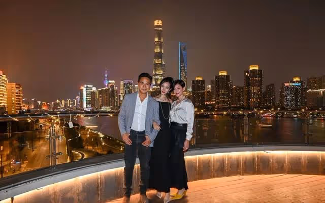 前TVB男星女兒樣貌清純激似韓星允兒,曬超低胸美照女人味十足