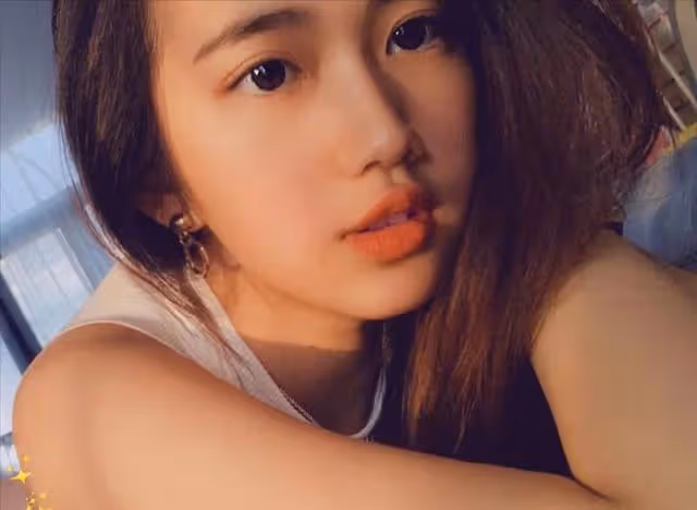 前TVB男星女兒樣貌清純激似韓星允兒,曬超低胸美照女人味十足