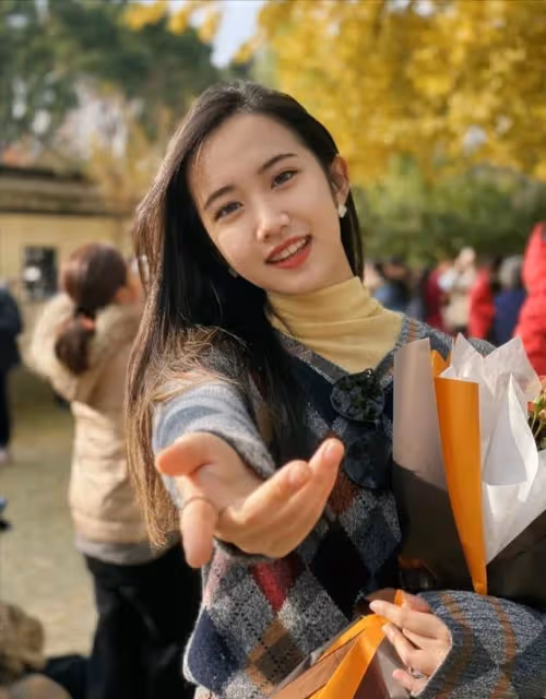 前TVB男星女兒樣貌清純激似韓星允兒,曬超低胸美照女人味十足